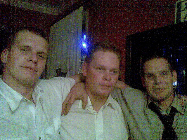 czwarty pod stolem :)
