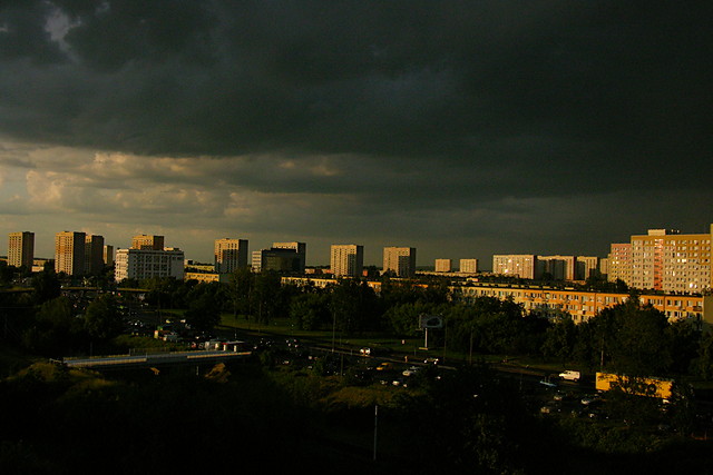 Przez okno.