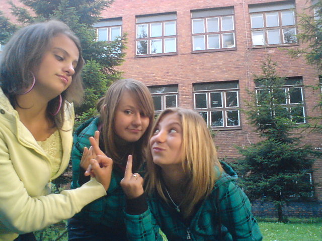 z nimi < 33