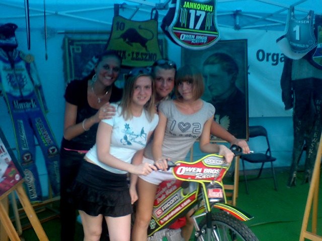 focia na motorze Leigh Adamsa