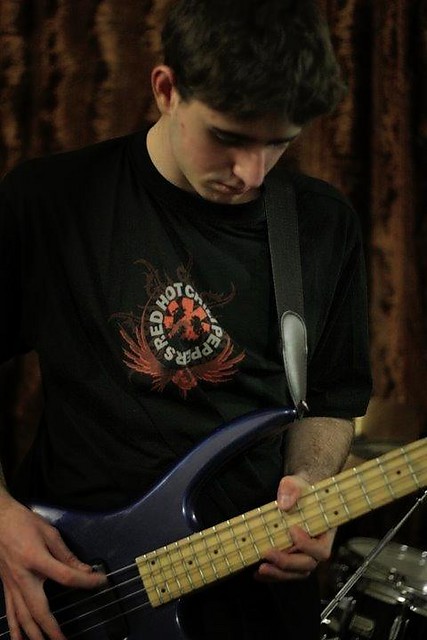 Chopak z gitara...