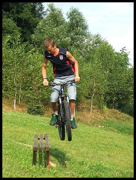SKOK W BOK ;]