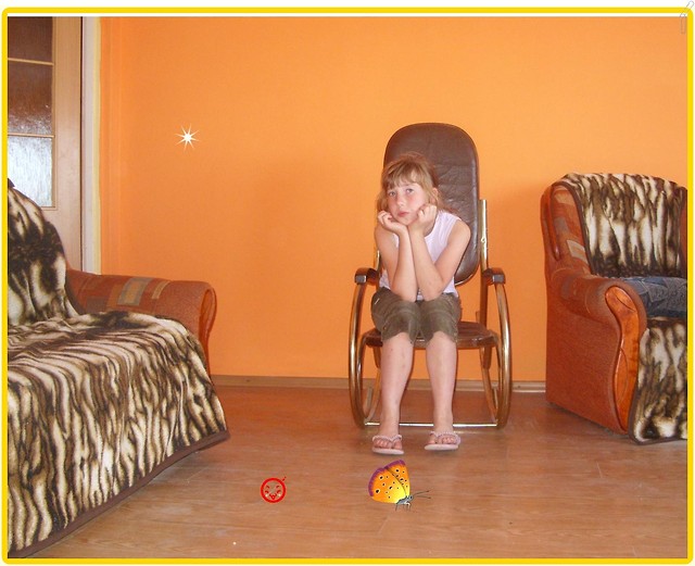 na fotelu