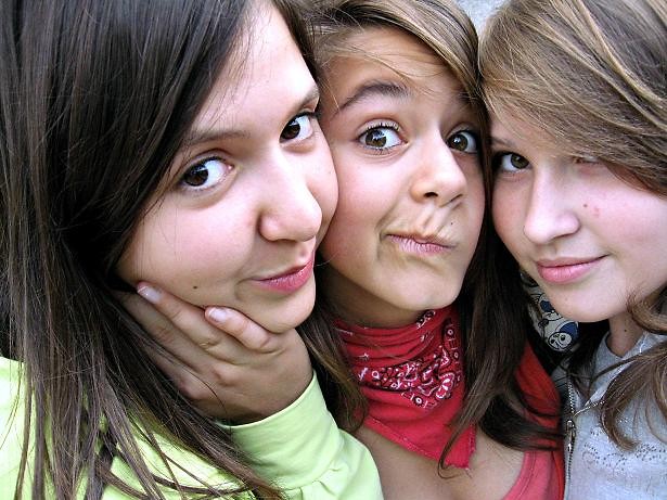 Ponad< 3