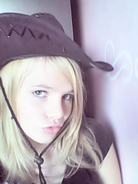 w kapeluszu.;d