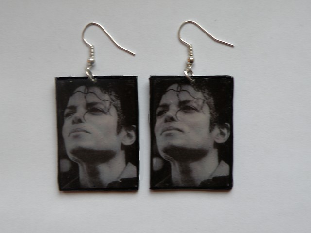 Kolczyki z Michaelem Jacksonem.