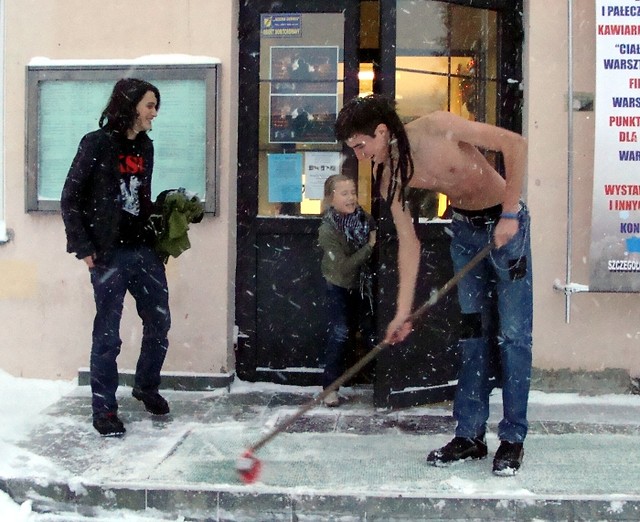 Snow is falling!