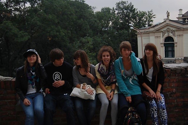 z nimi ; *