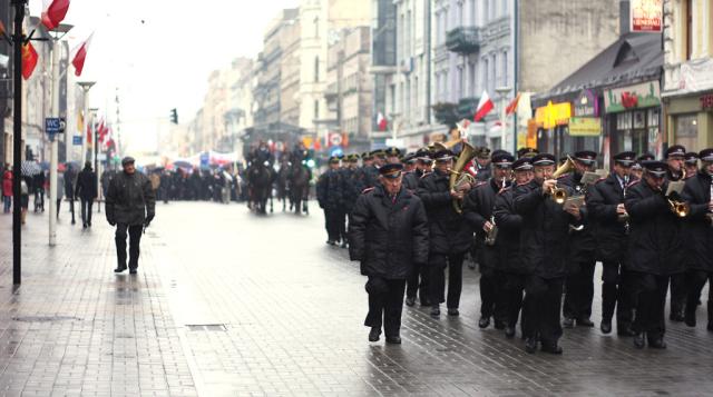 struna od fortepianu.