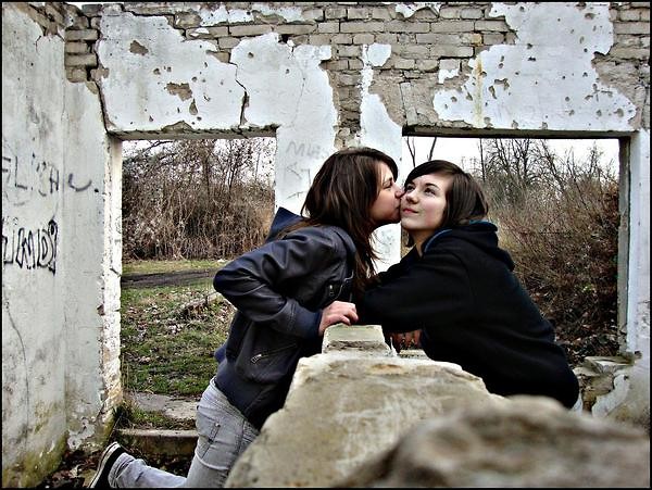 Kiss . Kiss . Kiss . Kiss . ^