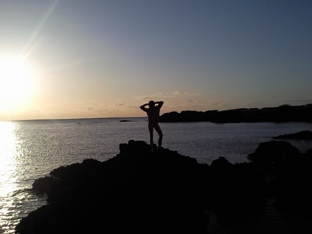 W tle oceanu.