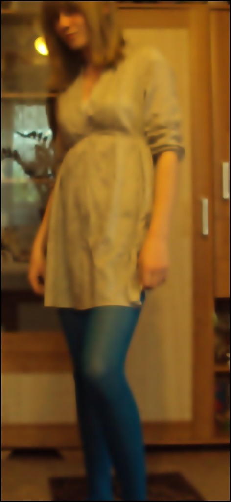 ;>