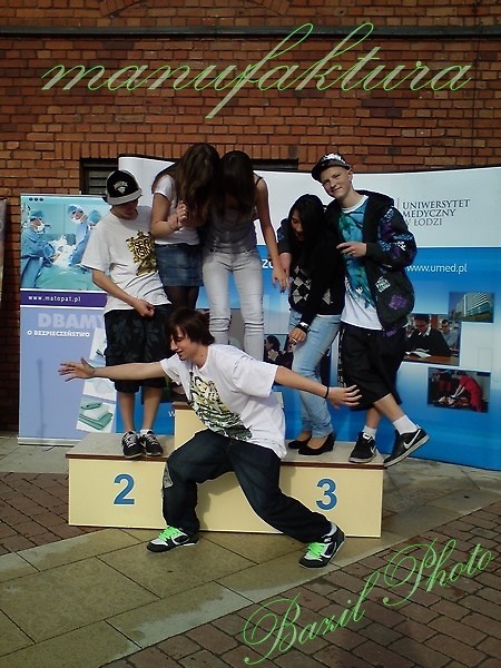 manu ; P