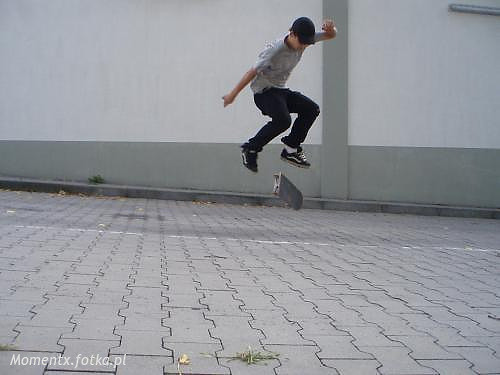 Sciana Lidla = Varial KickFlip