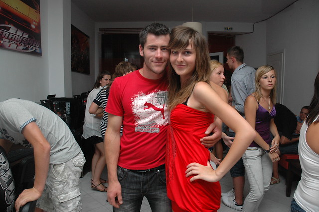 czerwona sukienka.
