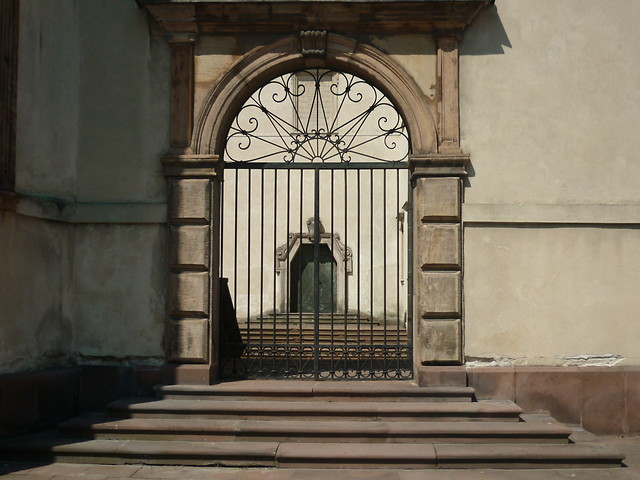 Drzwi.