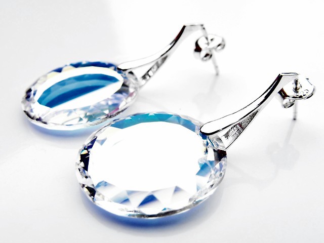 liczne kolczyki Swarovski