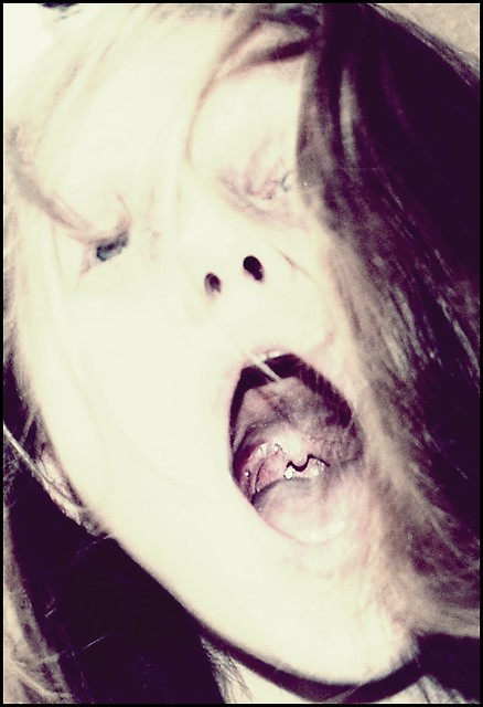 Emocjonalnie.
