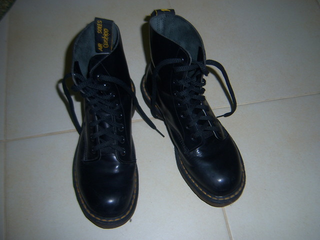 064. Dr. Martens model 1460