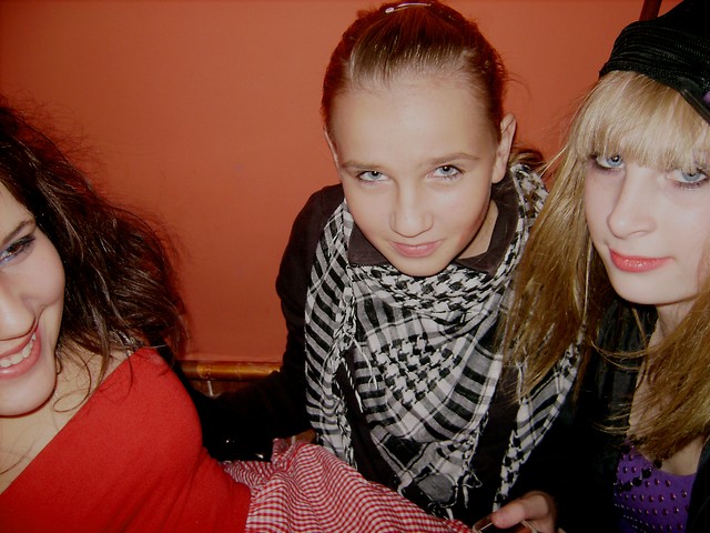 z nimi :)) 