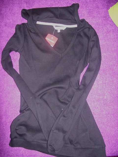 czarna bluza.