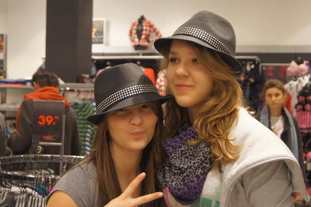 Paulina ; * i Monika , Pozna;*