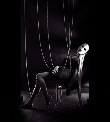 ludzie jak marionetki.