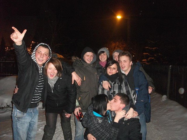 z nimi ;***