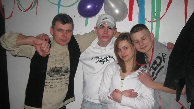 Otoczona facetami :D