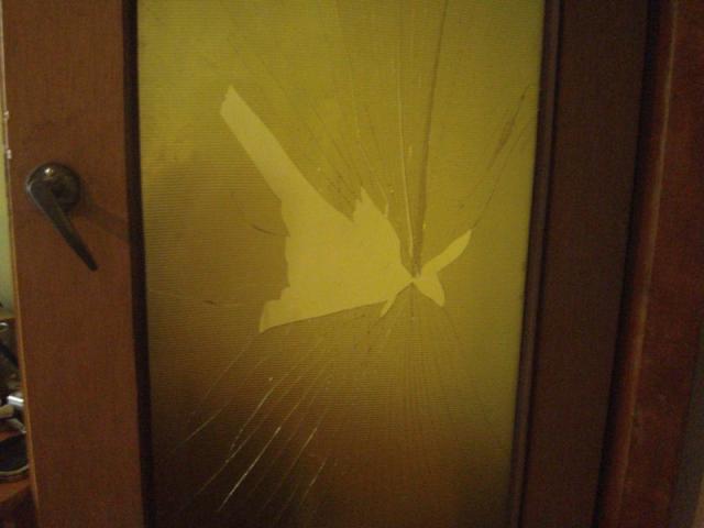 [32] Broken Glass