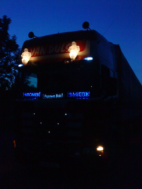 Scania w nocy