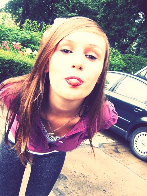 z humorem. 
