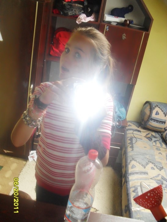 ` dzie z yrafk moj . ! ; *