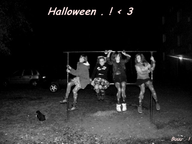 Halloween  .  ! < 33