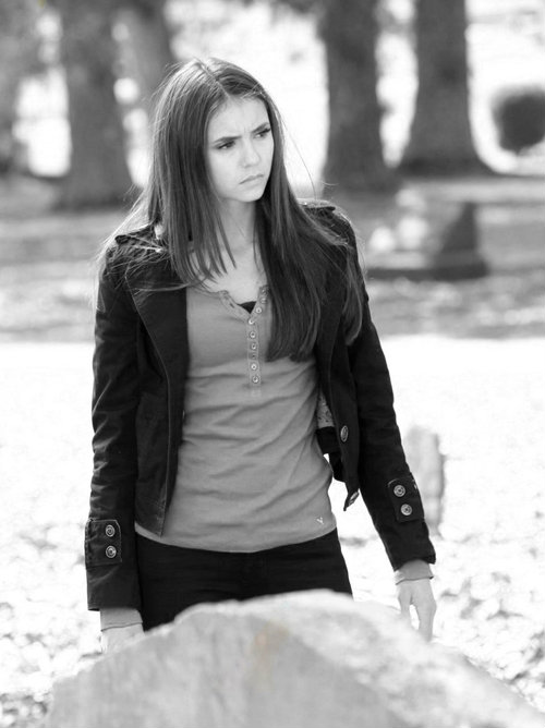 Elena < 3OO