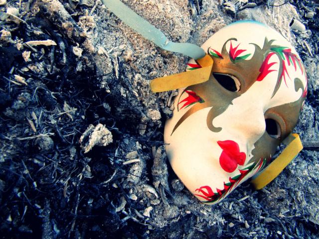 zrzuciwszy maske....