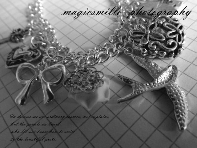 bracelet .