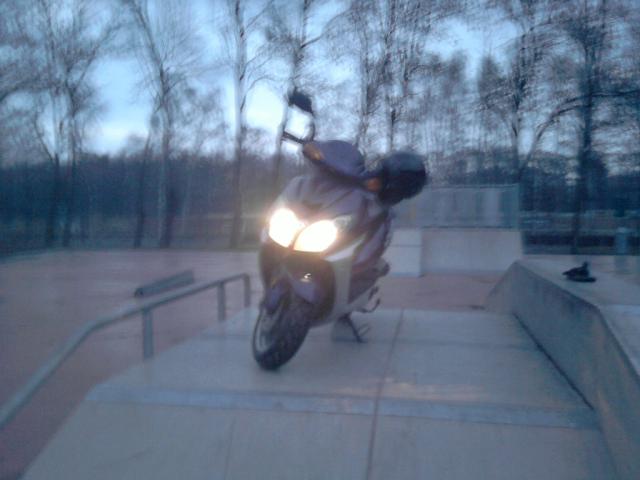 My skuter Na skateparku 