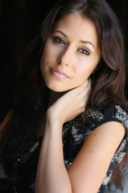 Amanda Crew 