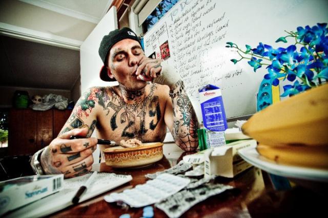 LOUIE KNUXX