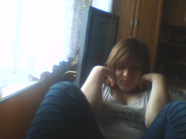 takie tam z nogammmmmi na biurku