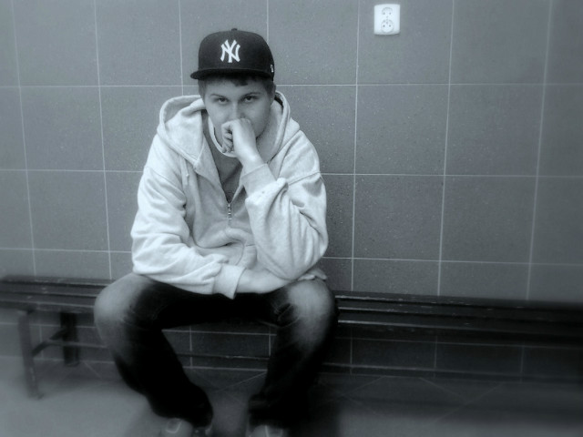 bez ; >