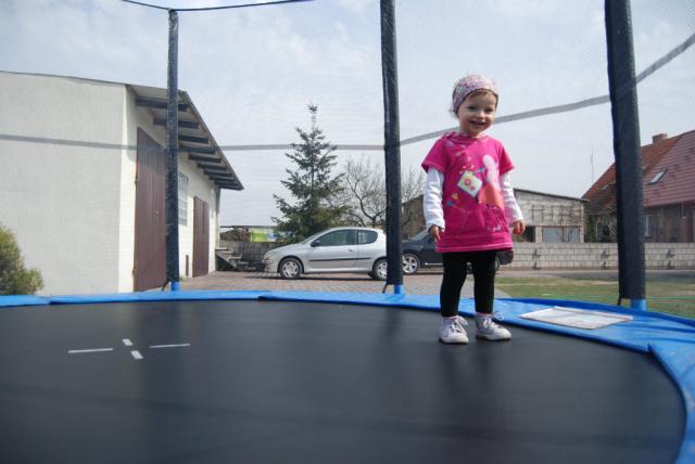 neska na trampolinie