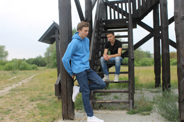takie tam ;  >