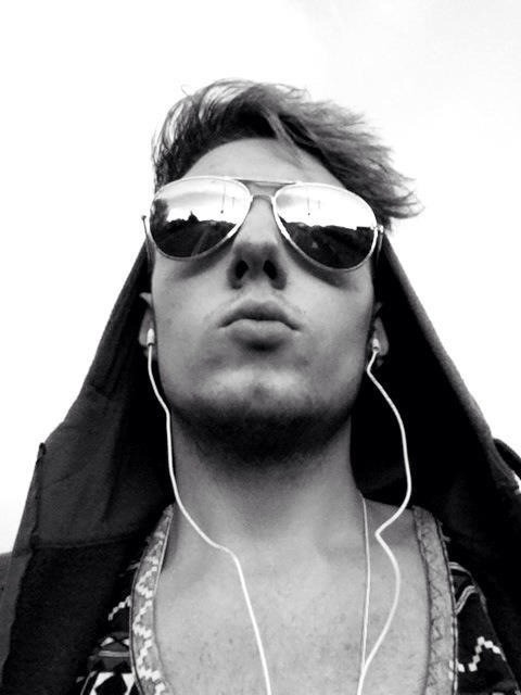 Poser