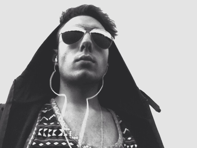 Poser