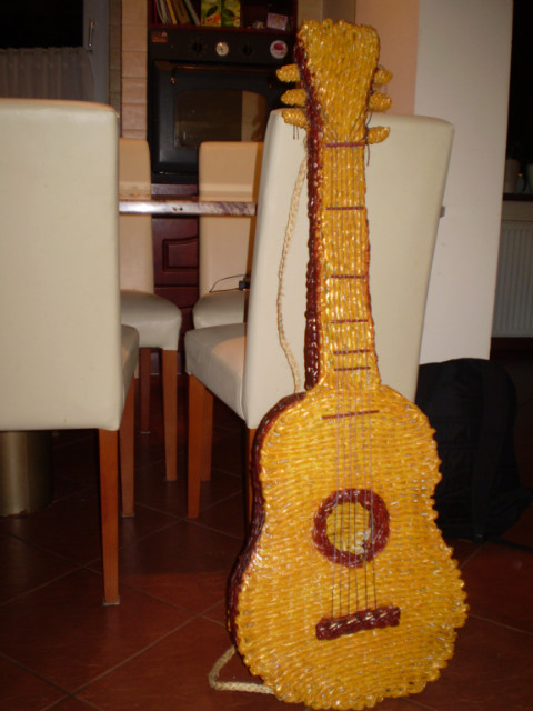 moja pierwsza gitara ;D