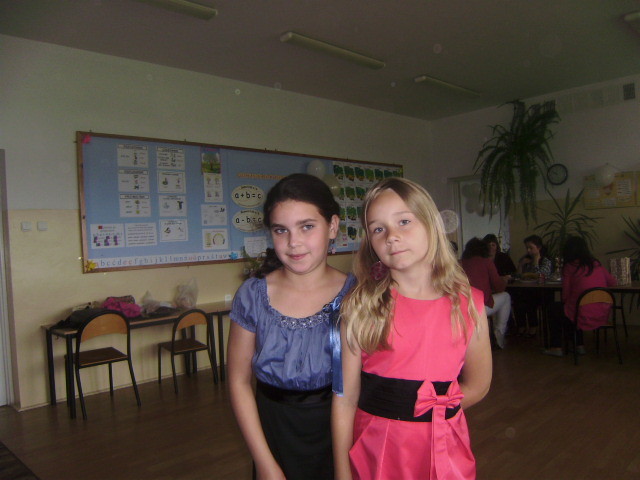  z Sandr . < 3 