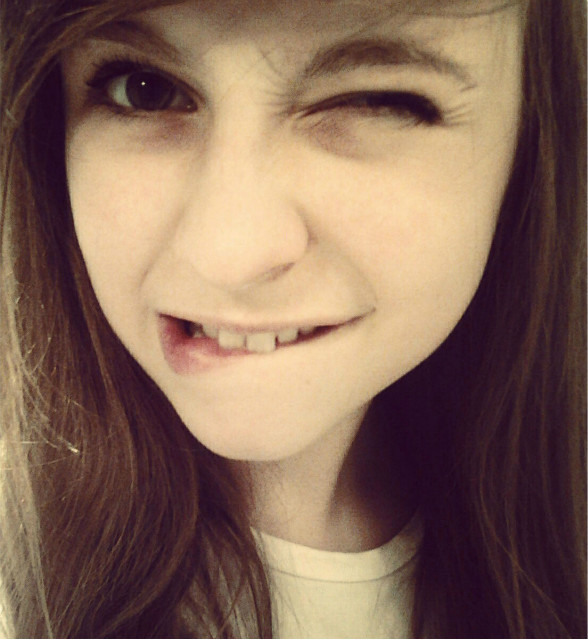przygryzanie wargi :3