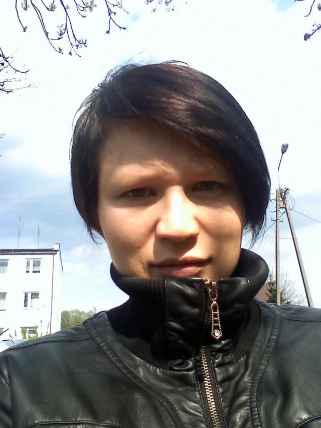 ;)]